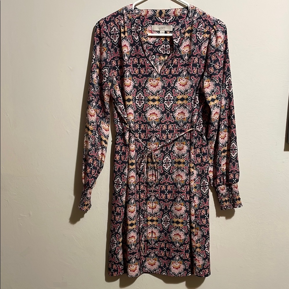 LOFT Multicolor medallion print long sleeve dress with tie waist. Size S.